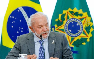 Lula diz que não aceitará últimas taxações dos EUA por respeito aos trabalhadores