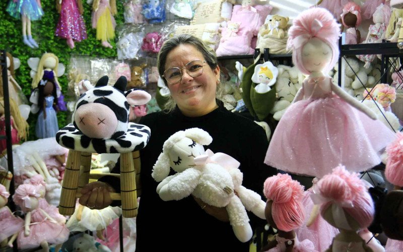 13/05/26 FENASUL - EXPOLEITE - GERAL - Pricila da Rosa Mendon&ccedil;a, 44 anos, participa pela primeira vez da Multifeira, com suas bonecas, bichos de pano e enfeites em geral