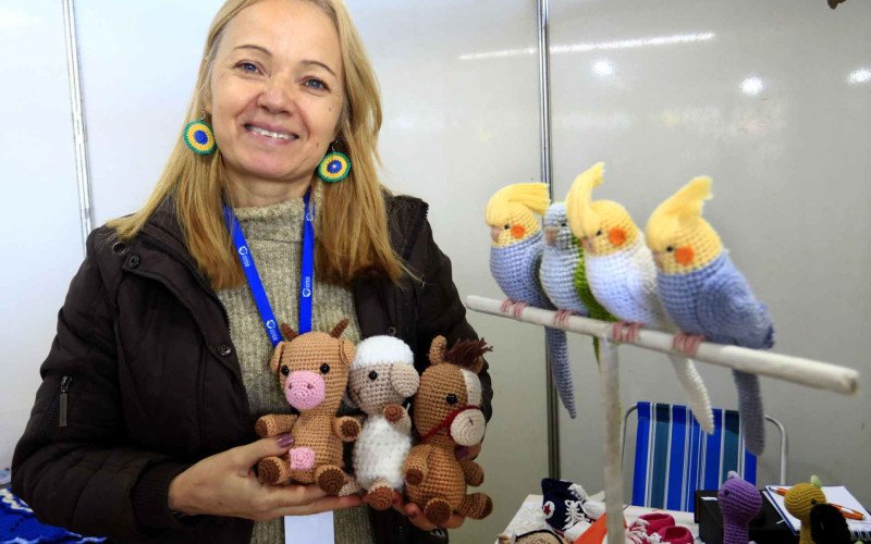 Ioneida está na Multifeira com várias peças de crochê