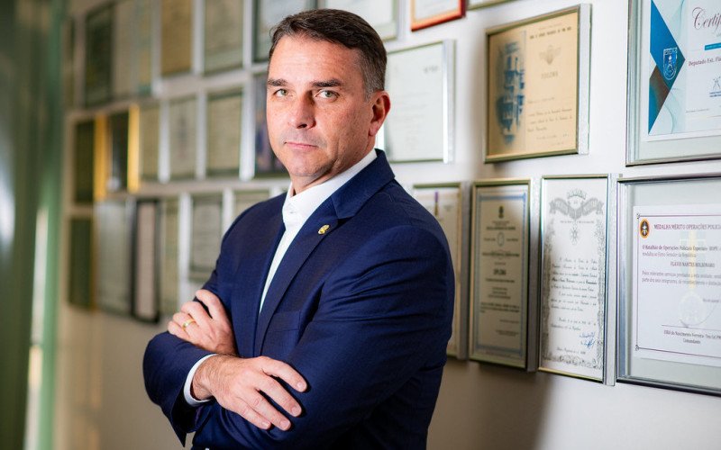 O senador Flávio Bolsonaro promete dar continuidade ao legado de seu pai, Jair Bolsonaro | abc+
