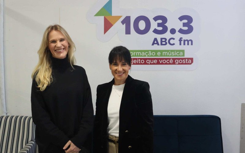 Cíntia Kovaski, gerente de Relações Institucionais da regional Sinos da Corsan e Renata Weisheimer Rohde, gerente de Relações Institucionais da Metropolitana, em visita à Rádio 103,3, do Grupo Sinos | abc+
