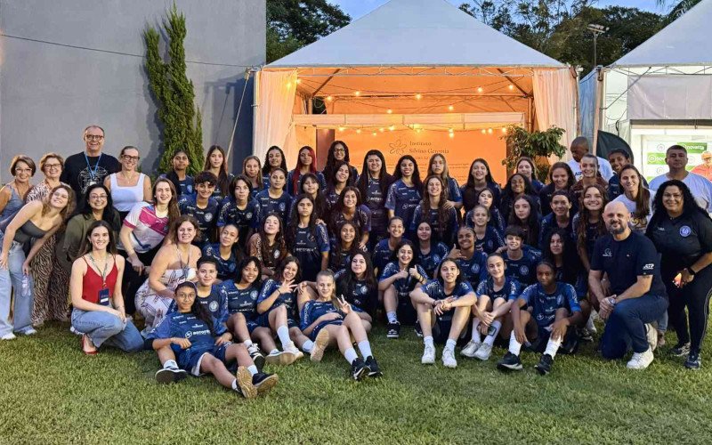 Atletas da base feminina do Aimoré visitaram o estande do Instituto e da Higra no São Léo Open de Tênis