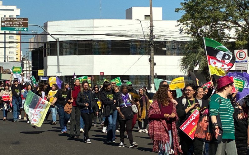 Professores protestam por valorização em frente à prefeitura
