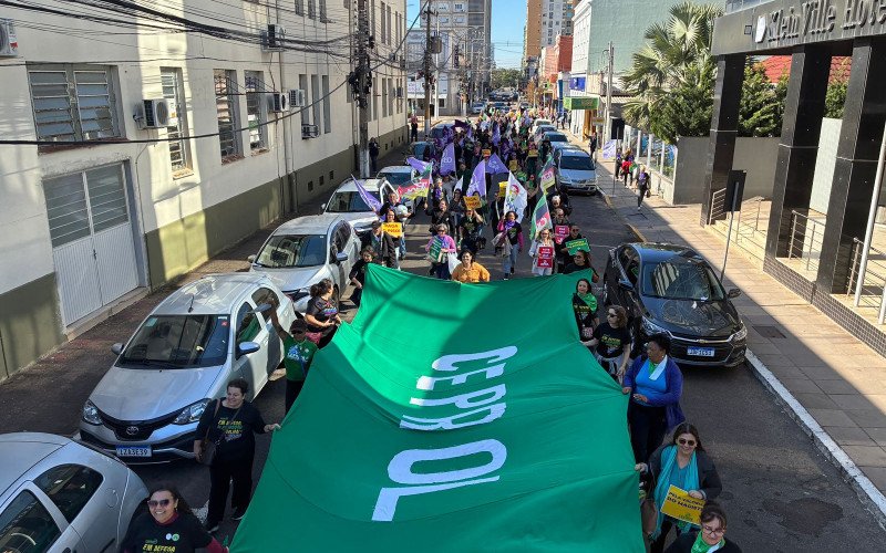Professores protestam por valorização em frente à prefeitura
