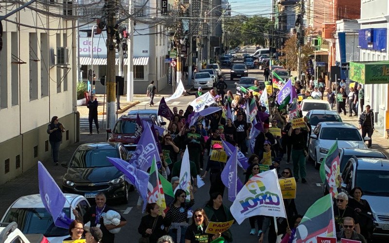 Professores protestam por valorização em frente à prefeitura
