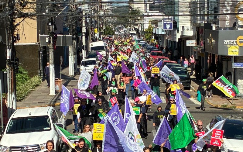 Professores protestam por valorização em frente à prefeitura
