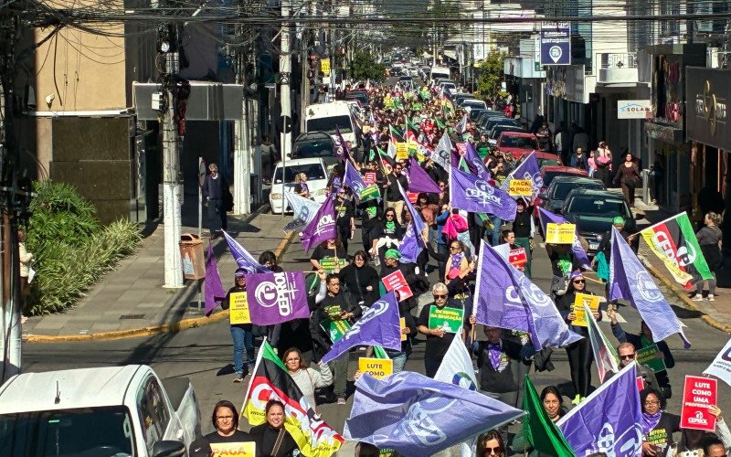 Professores protestam por valorização em frente à prefeitura
