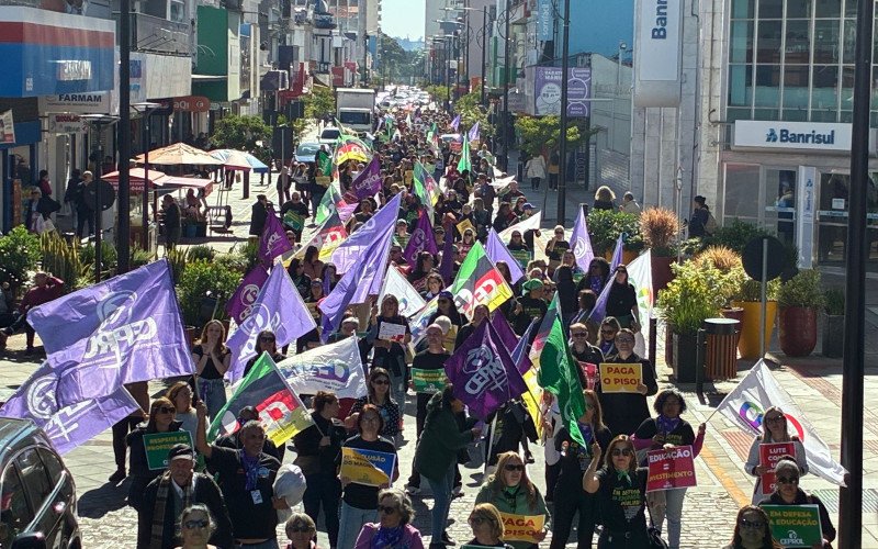 Professores protestam por valorização em frente à prefeitura
