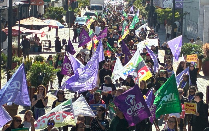 Professores protestam por valorização em frente à prefeitura
