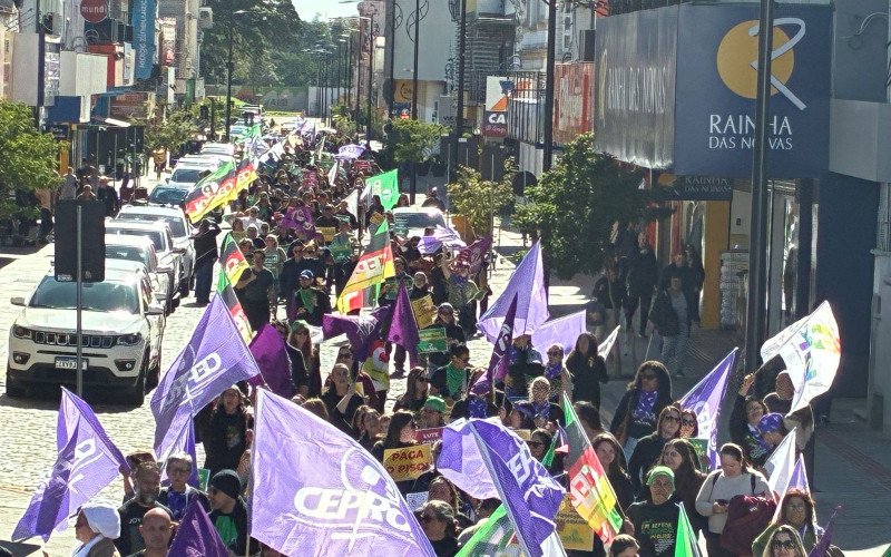Professores protestam por valorização em frente à prefeitura
