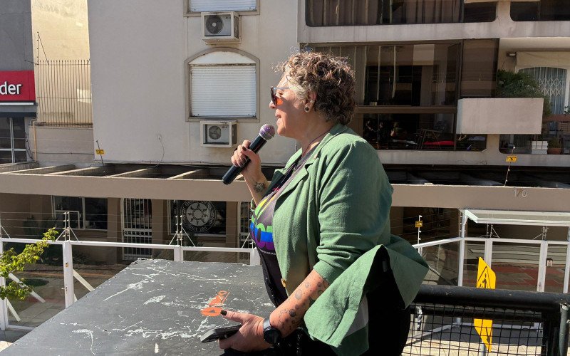 Presidente do Ceprol Cristiane Mainardi no ato dos professores em frente à Prefeitura