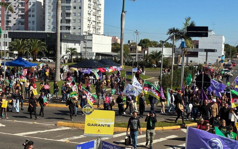 Professores protestam por valorização em frente à prefeitura

