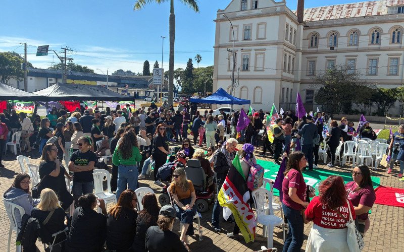 Professores protestam por valorização em frente à prefeitura
