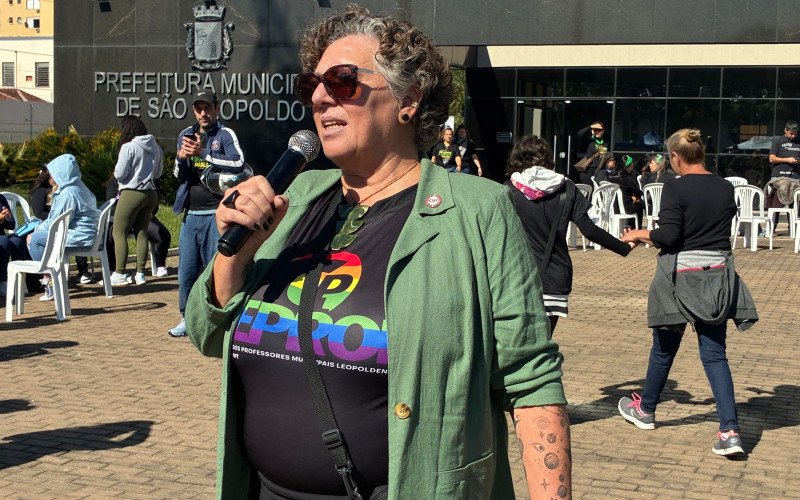 Presidente do Ceprol Cristiane Mainardi no ato dos professores em frente à Prefeitura