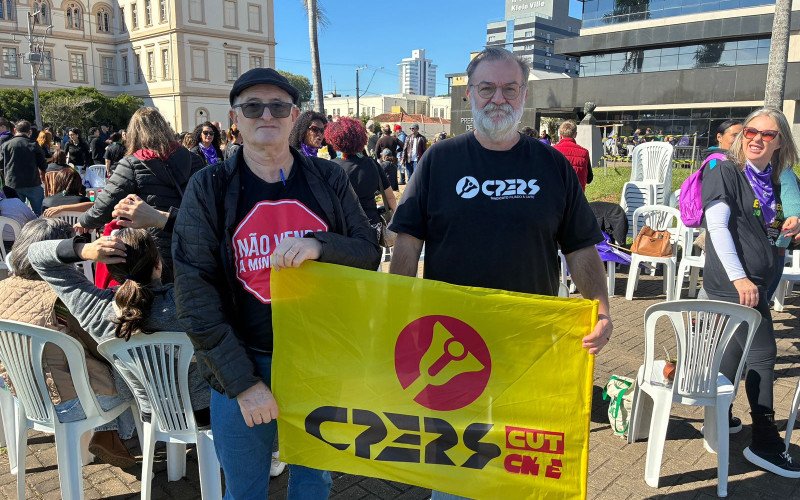 Jorge Lothar Von Muhlen e Luiz Henrique Becker no ato dos professores em frente à Prefeitura
