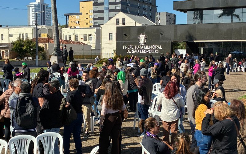 Professores protestam por valorização em frente à prefeitura
