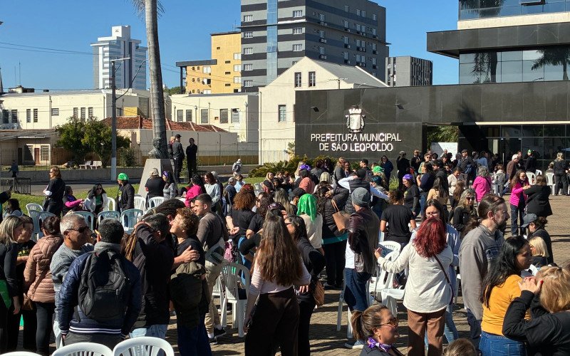Professores protestam por valorização em frente à prefeitura
