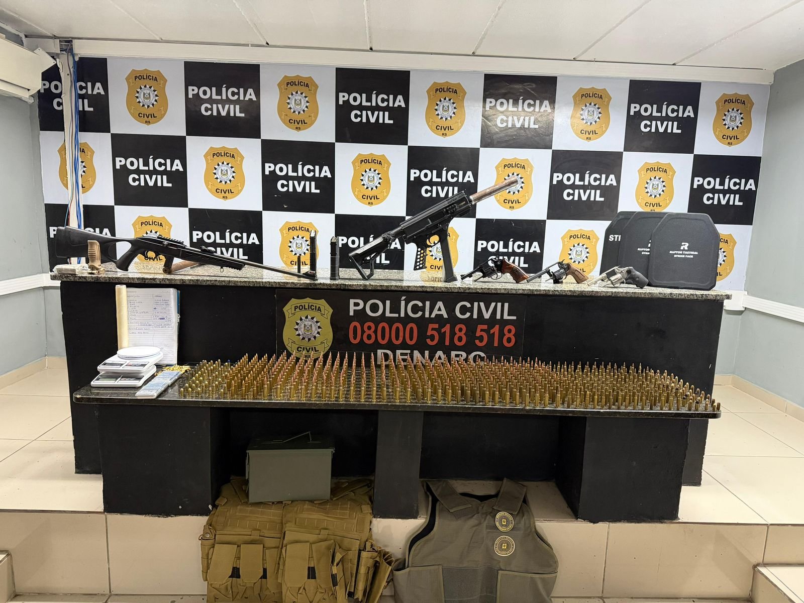 Fardas da Brigada Militar, cinco armas e 706 muni&ccedil;&otilde;es s&atilde;o apreendidas em Novo Hamburgo