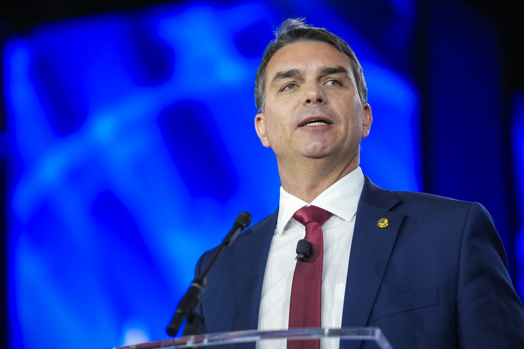 Flávio Bolsonaro lidera rejeição após áudio com Vorcaro, aponta pesquisa Atlas/Bloomberg
