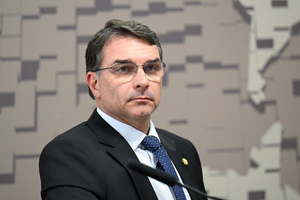 Flávio Bolsonaro reforça intenção de manter candidatura: “Não vou desistir”