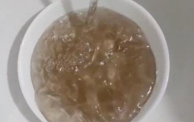 Cor marrom: Moradores de Gramado relatam problemas com qualidade da água; veja o que diz a Corsan