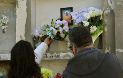 "Não havia um dia em que eu não o abraçasse": Pais e colegas fazem homenagem a estudante morto em assalto na passarela da Estação Fátima