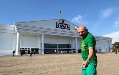 Luciano Hang visita Havan de Taquara a poucos dias da inauguração: "Que coisa linda!"