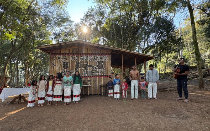Dança e música guarani são apresentadas aos visitantes, no início do percurso 