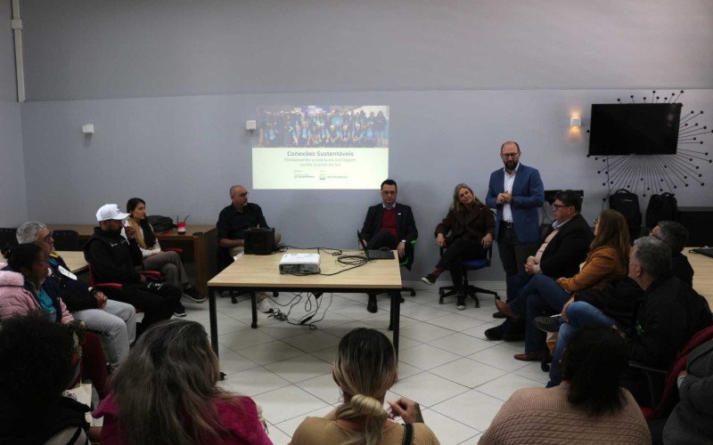 Catadores participaram da roda de conversa na Unilasalle com o secretário nacional de Economia Popular e Solidária, Fernando Zamban | abc+