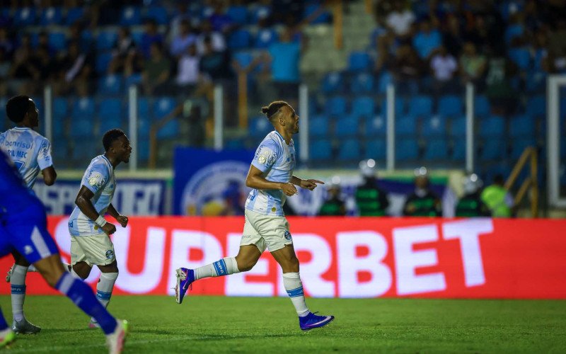 Braithwaite fez dois gols sobre o Confiança | abc+