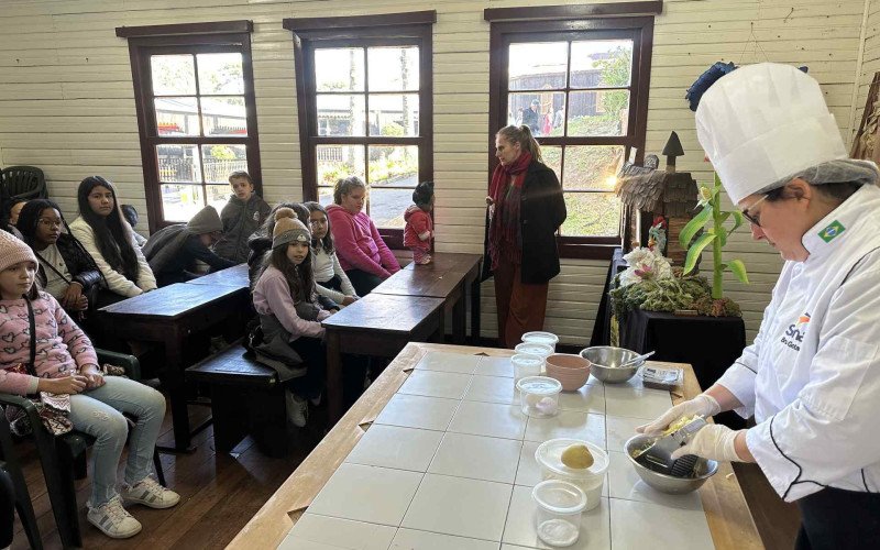 Senac realiza oficinas gastronômicas para crianças de escolas de Gramado, durante a Festa da Colônia