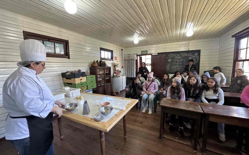 Senac realiza oficinas gastronômicas para crianças de escolas de Gramado, durante a Festa da Colônia