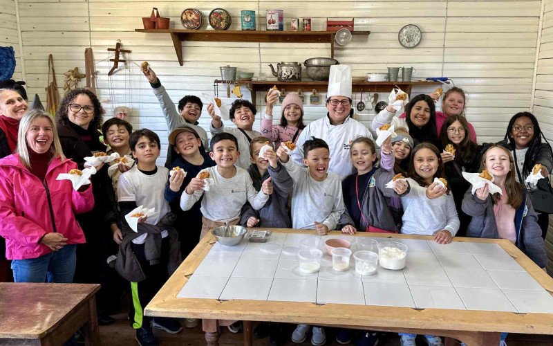 Senac realiza oficinas gastronômicas para crianças de escolas de Gramado, durante a Festa da Colônia