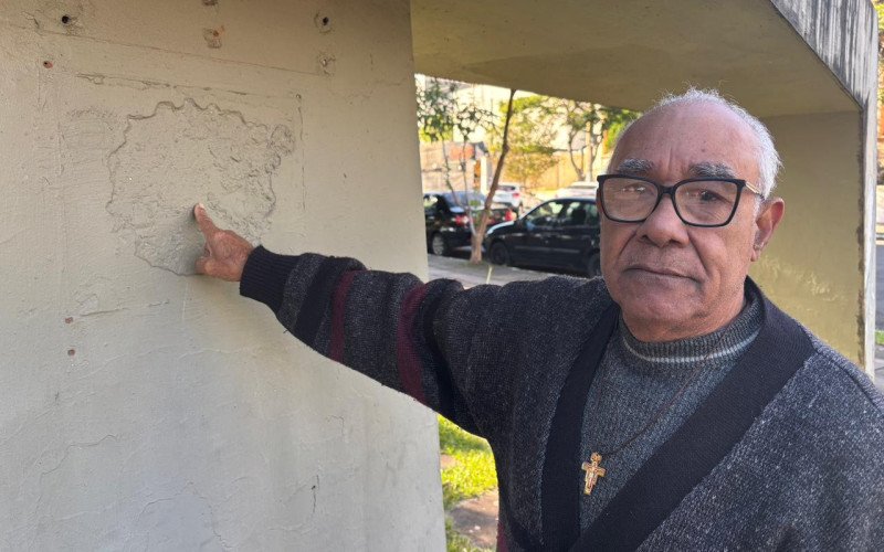 Idailton mostra o local no Monumento onde havia a placa