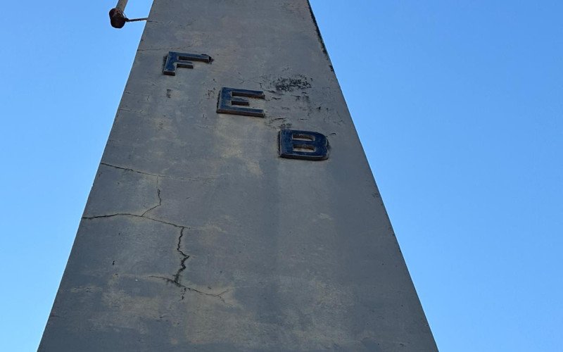 Monumento tamb&eacute;m apresenta rachaduras e pintura descascada