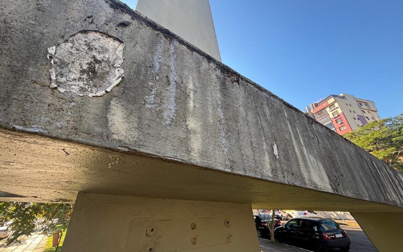 Monumento tamb&eacute;m apresenta rachaduras e pintura descascada