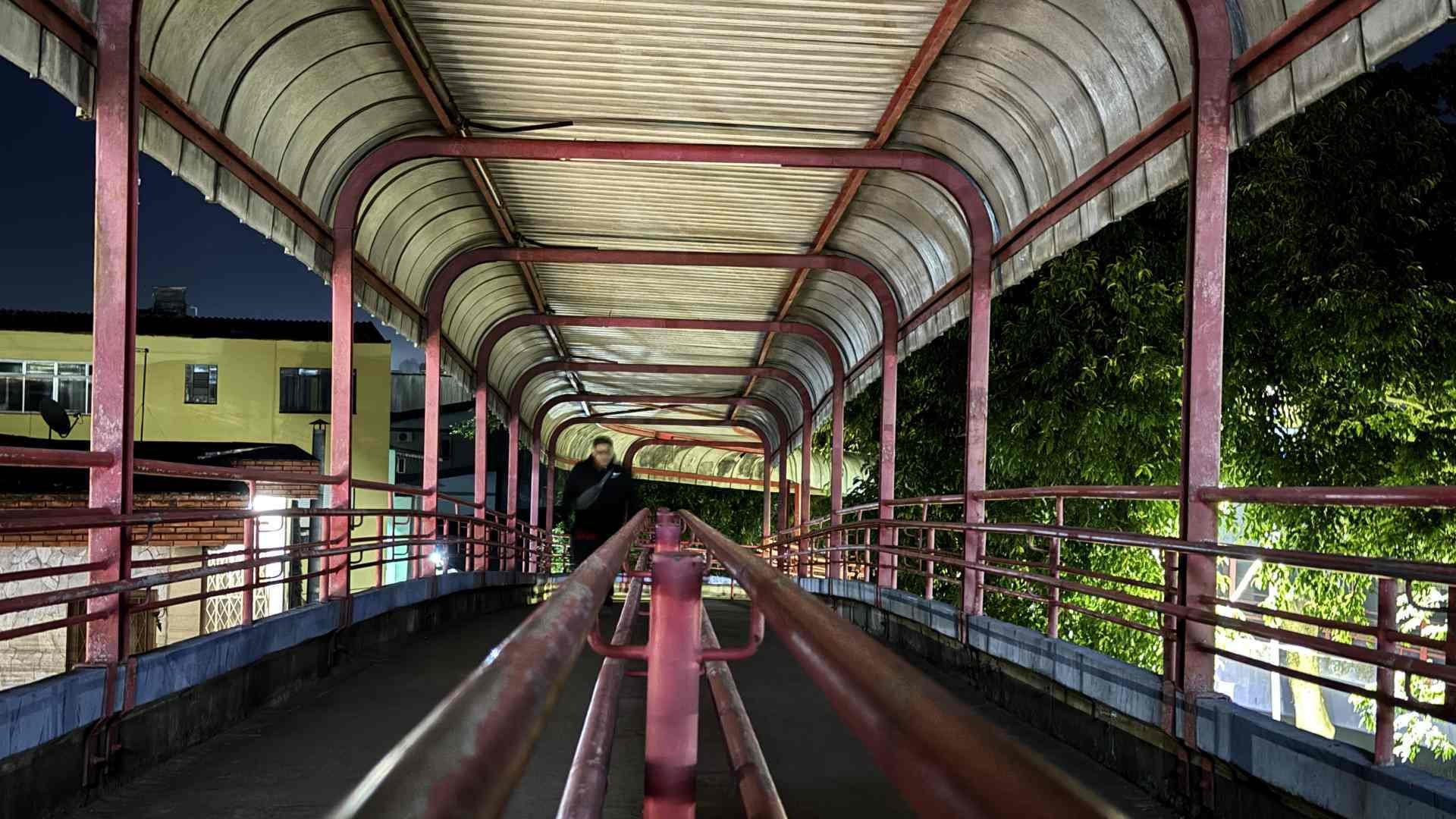 Passarelas escuras elevam o medo de pedestres na região | abc+