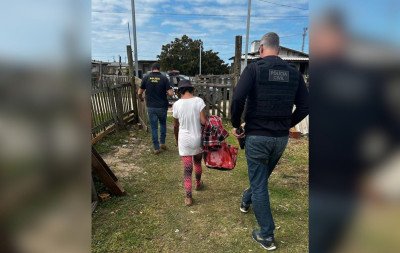 Suspeita de abusar de gêmeos de 4 anos é presa no litoral norte