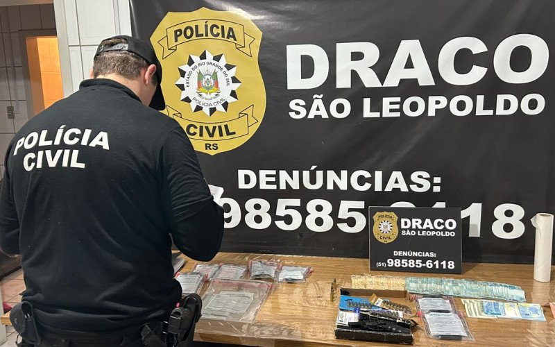 Dinheiro e armas foram loalizados durante a operação | abc+