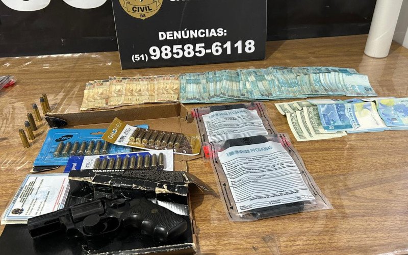 Dinheiro e armas foram loalizados durante a operação | abc+