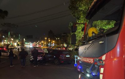 Mulher passa mal ao volante, perde controle do veículo e colide de frente com carro no Centro de Gramado