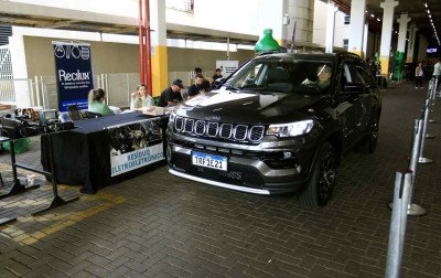 "Cada um pode ajudar um pouquinho": Drive-Thru da Reciclagem movimenta o Canoas Shopping