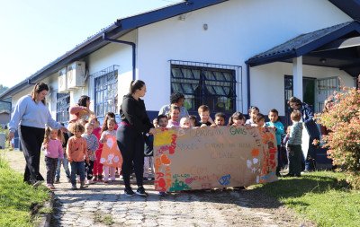 Alunos de escolas de Canela realizam homenagens a coletores de resíduos da cidade