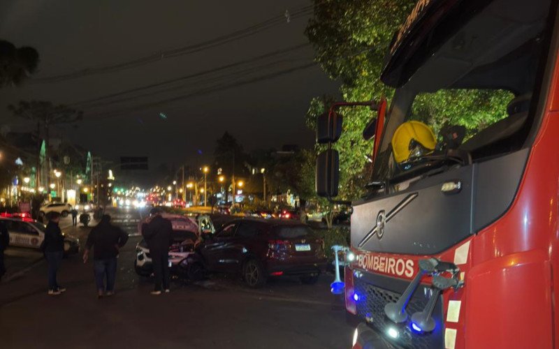 Mulher passa mal ao volante, perde controle do veículo e colide de frente com carro no Centro de Gramado