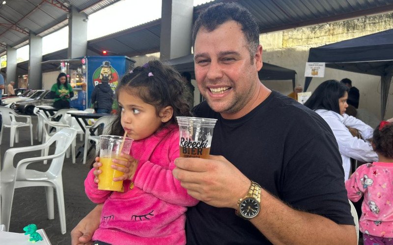 O padeiro Marcus levou a filha Martina ao Encontro de Cervejarias 