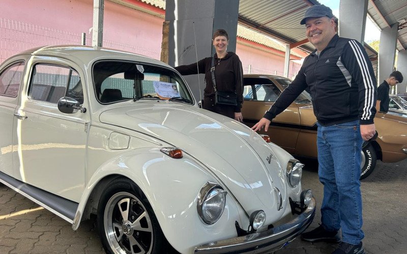 Berenice e Wander gostaram da exposi&ccedil;&atilde;o de carros no Encontro de Cervejarias