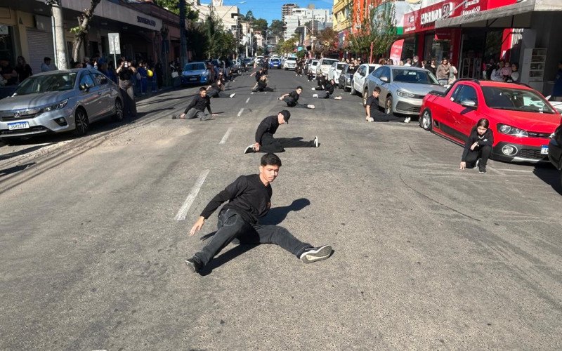 Flashmob era alusivo ao Dia de Combate ao Abuso e à Exploração Sexual de Crianças e Adolescentes, celebrado nesta segunda-feira (18)
