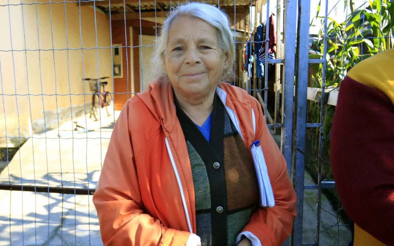 Feliz com a iniciativa, a moradora Joana Ramos morre de medo de um acidente com os fios desencapados  | abc+