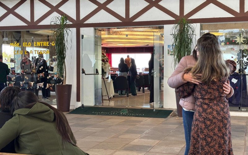 Velório de Neila Patrícia Gomes de Medina, Débora Juliana Reinheimer Marques e Cecília Marques de Medina no sábado (16), em Novo Hamburgo, na Capela Ecumênica do Crematório e Cemitério Parque Jardim da Memória | abc+
