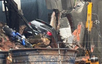 Desabamento de muro e parte de estacionamento causa evacuação em condomínio de Novo Hamburgo